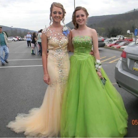 Yellow prom dress mermaid style worn 2x - Picture 2 of 3